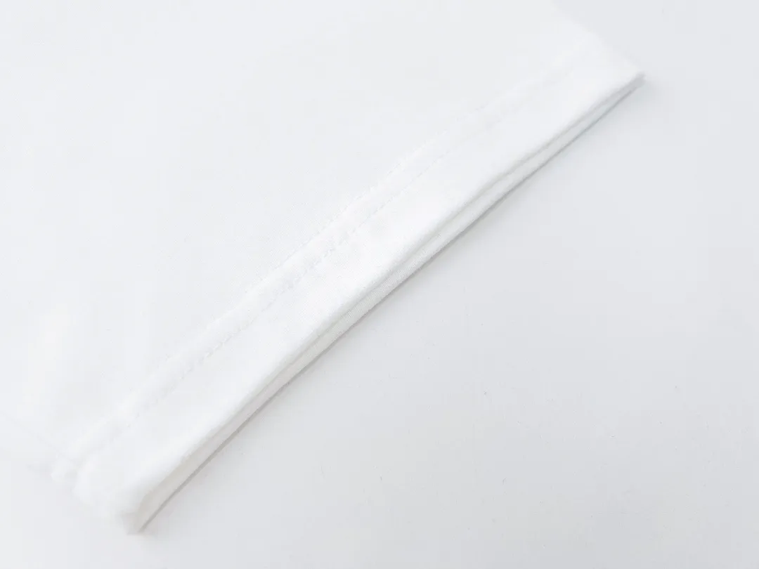 W618#P110💰 [Stone lsland/Stone Island summer new cuff compass printed pattern short-sleeved T-shirt] ⚠️[Original creation, high control of details] Made of 260g combed cotton 32-count double yarn, soft and comfortable to the touch, sweat-absorbent and breathable. -Simple basic and versatile style, original quality, the first choice for couples. -Made in a large factory, four needles and five threads on the shoulder, neatly arranged, high quality workmanship. -Same style for men and women. Very versatile, one piece for everyone, details are clearly visible. Color: Black White Size: M L